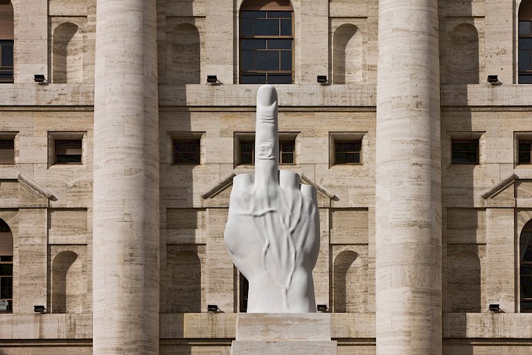 doigt d'honneur devant la bourse de Milan