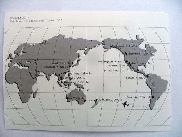 carte en noir te blance du monde qui montre un trajet en avion
